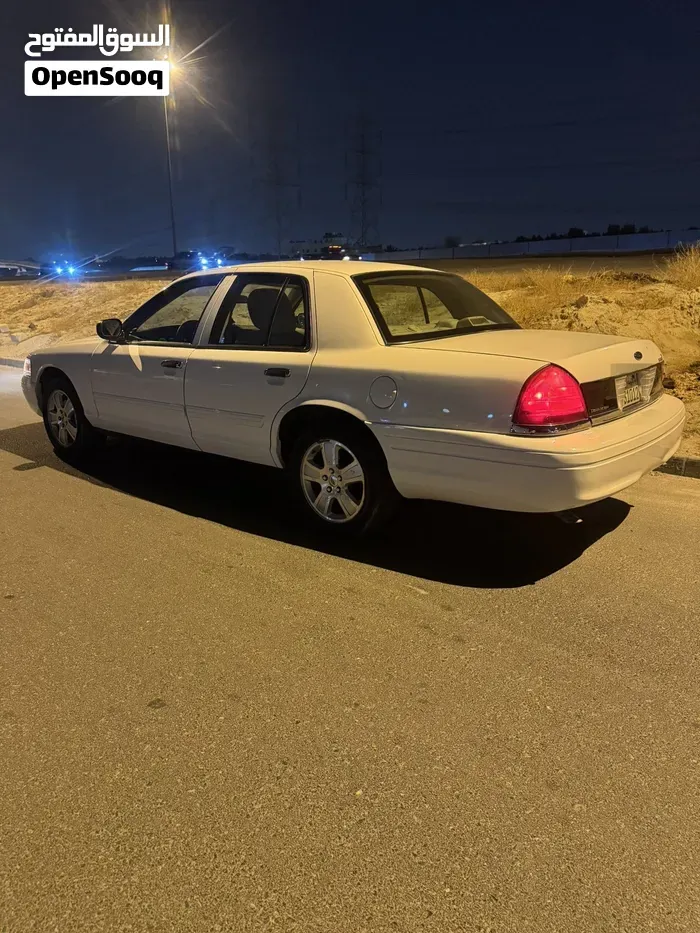 Ford Crown Victoria 2012 photo 3