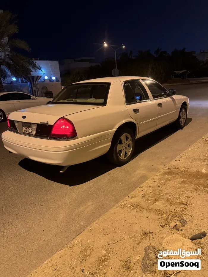 Ford Crown Victoria 2012 photo 2