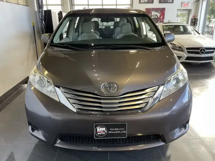 Toyota Sienna 2011 photo 2