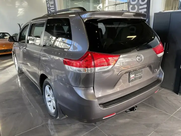 Toyota Sienna 2011 photo 4
