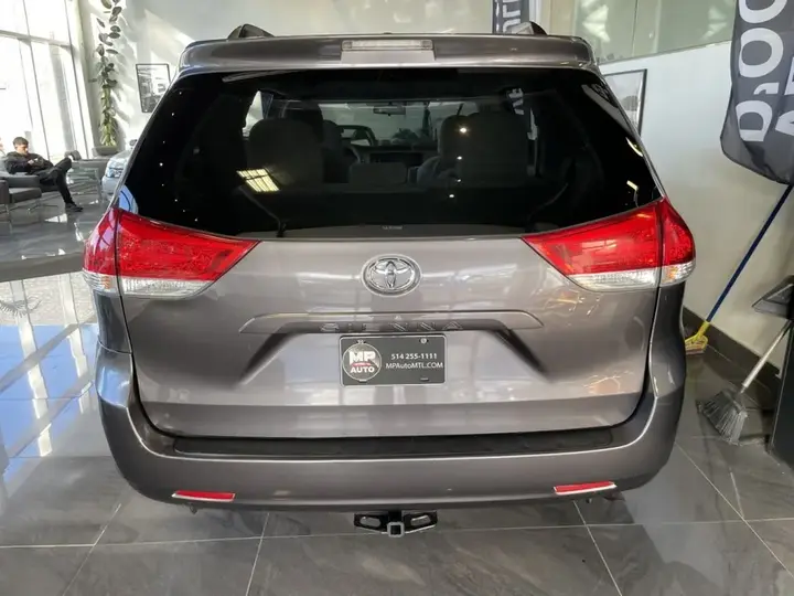 Toyota Sienna 2011 photo 5