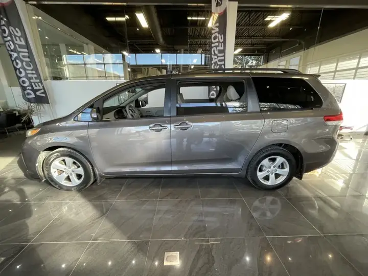 Toyota Sienna 2011 photo 3