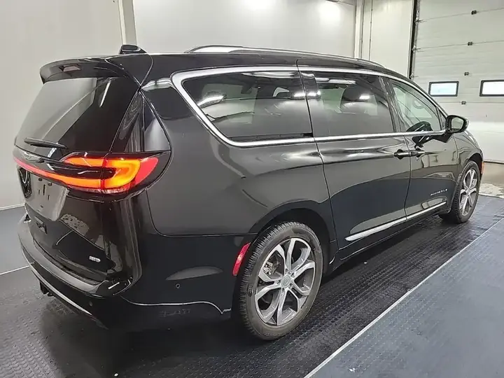 Chrysler Pacifica 2024 photo 2