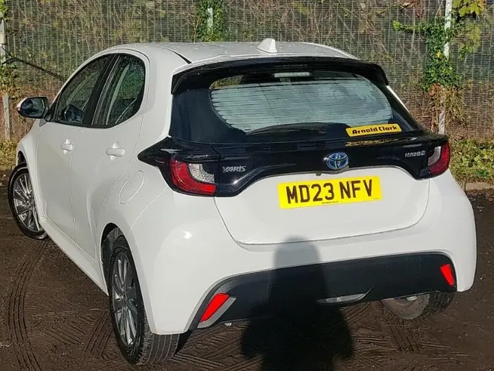 Toyota Yaris 2023 photo 2