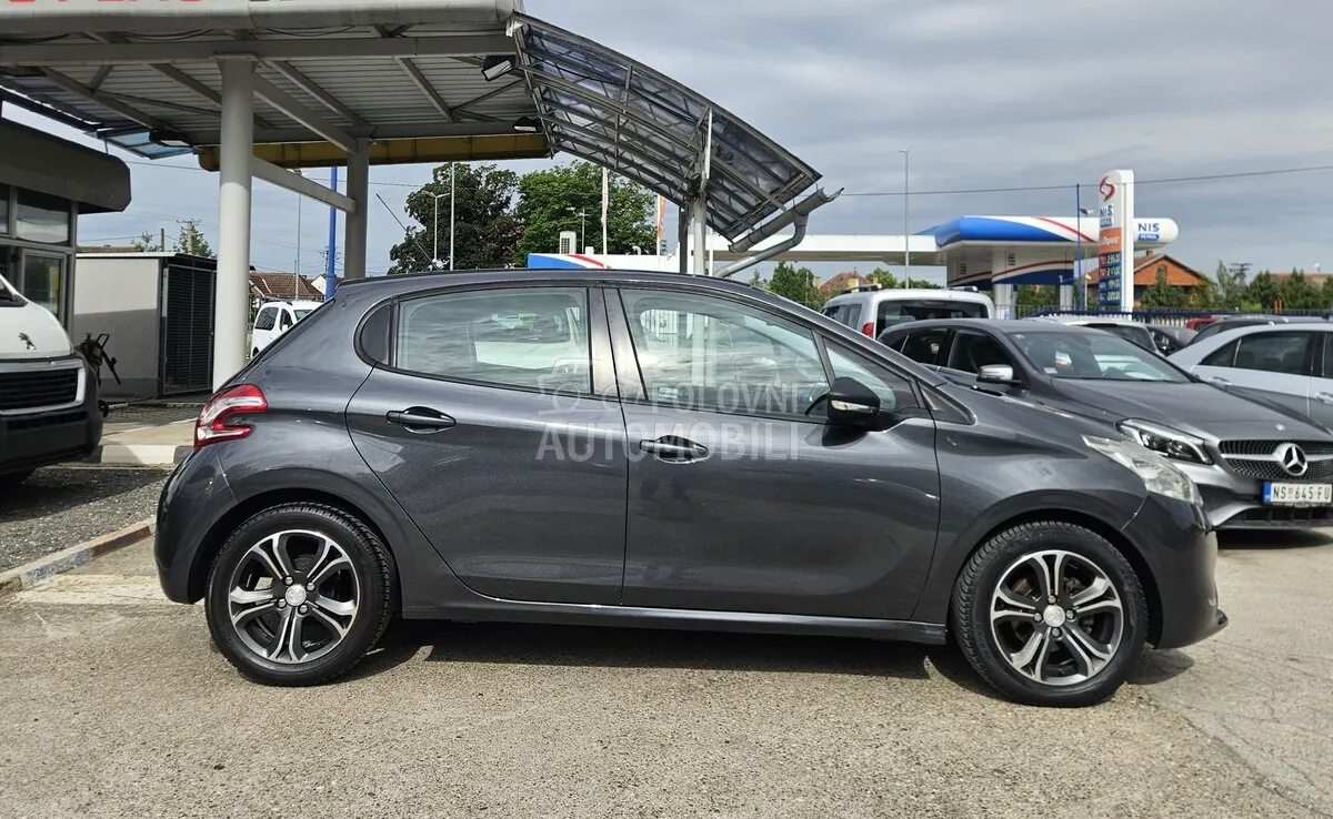 Peugeot 208 2015 photo 4