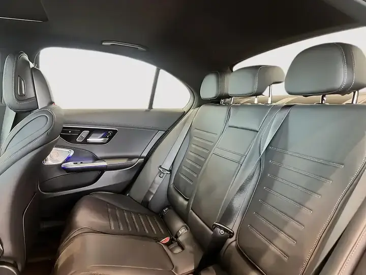 Mercedes-Benz C300 2025 photo 4