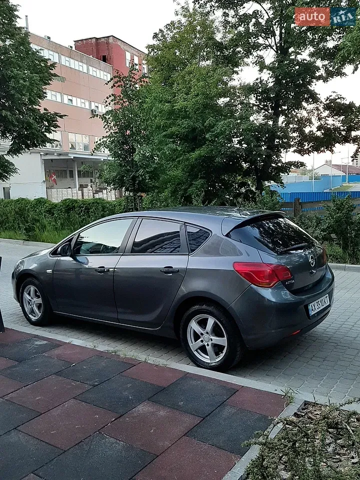 Opel Astra 2011 photo 2