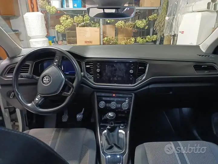 Volkswagen T-Roc 2019 photo 2