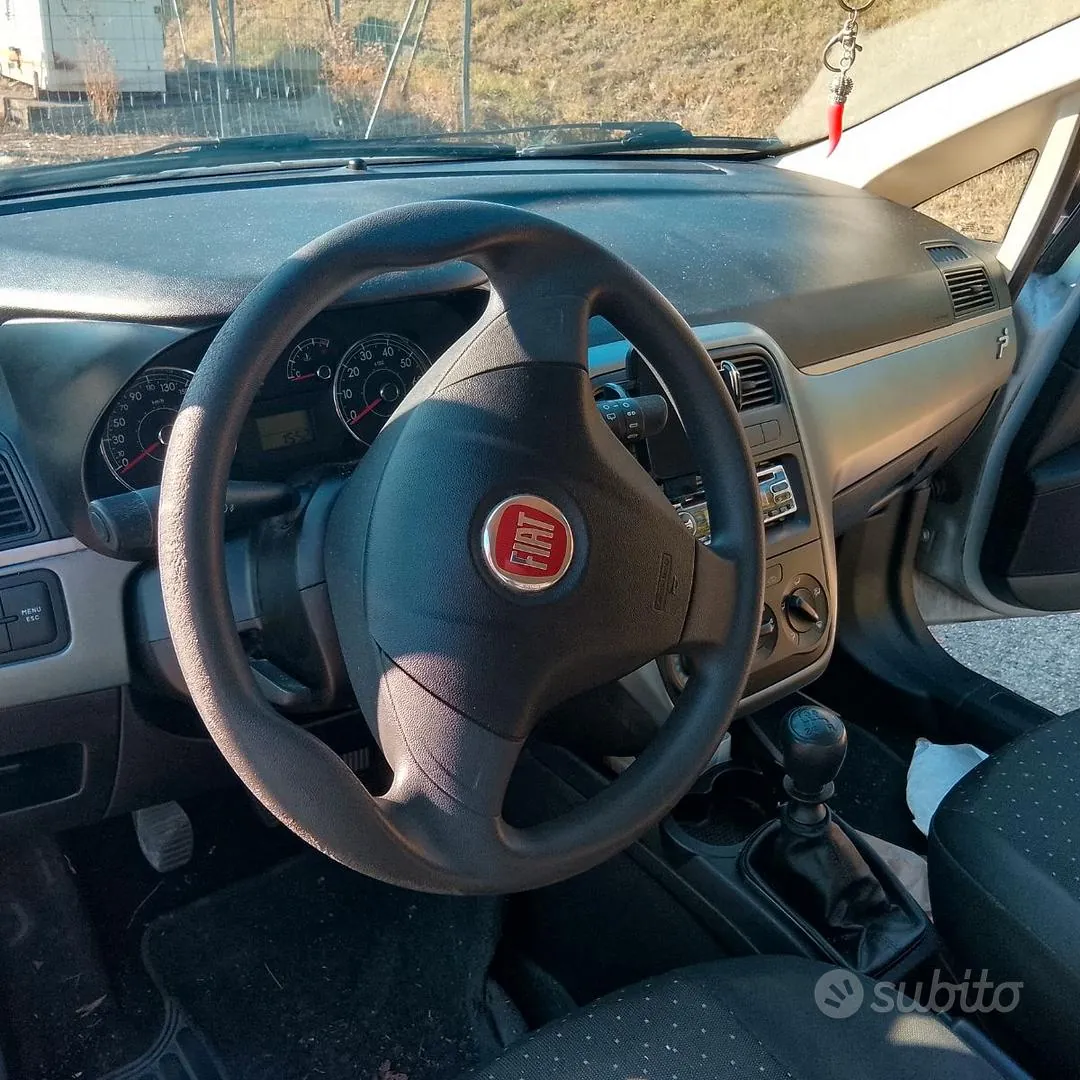 Fiat Grande Punto 2010 photo 5
