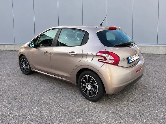 Peugeot 208 2012 photo 2