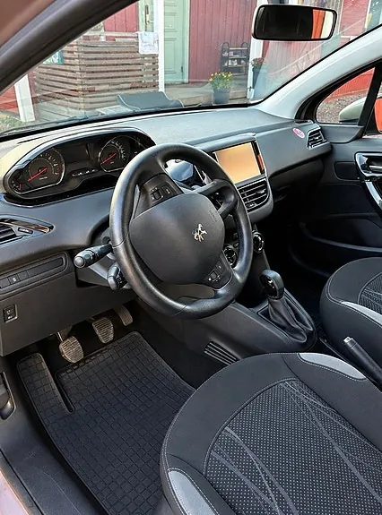 Peugeot 208 2012 photo 5
