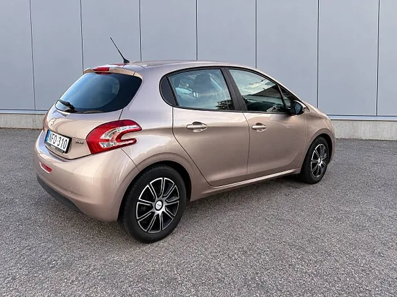 Peugeot 208 2012 photo 3
