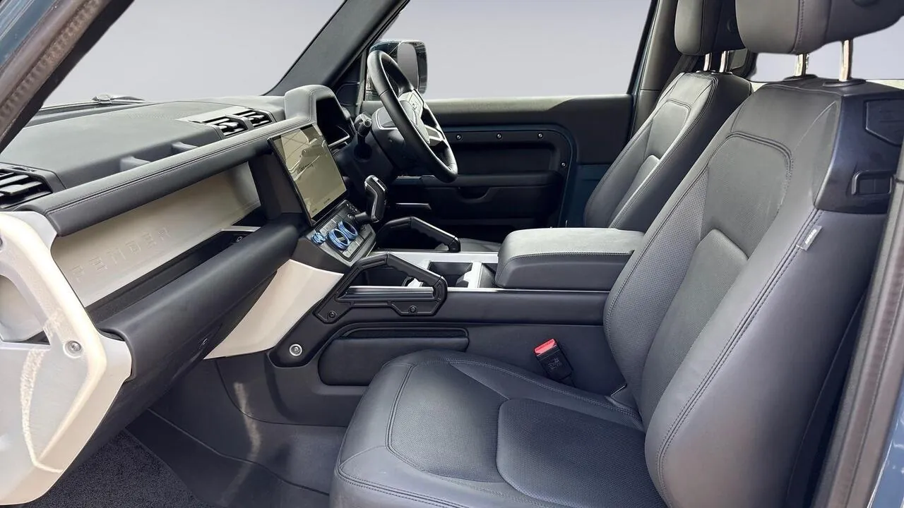 Land Rover Defender 90 2025 photo 3
