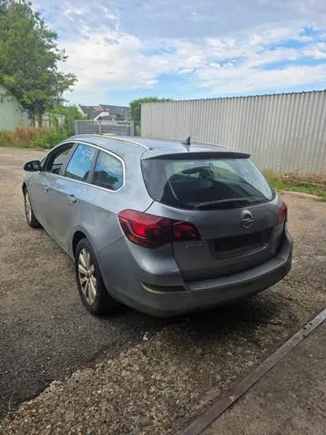 Opel Astra 2011 photo 2