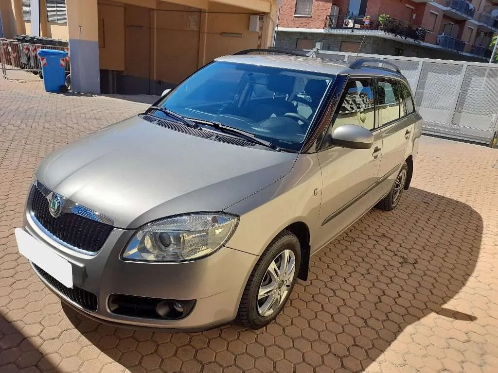Skoda Fabia 2011 photo 2