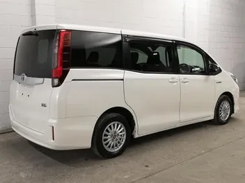 Toyota Noah 2015 photo 3