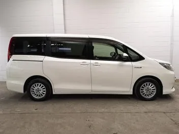 Toyota Noah 2015 photo 4
