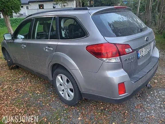 Subaru Outback 2011 photo 2
