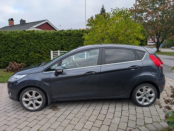 Ford Fiesta 2010 photo 2