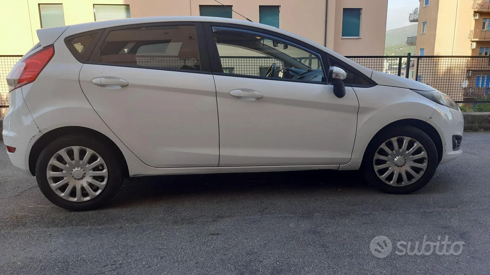 Ford Fiesta 2014 photo 2