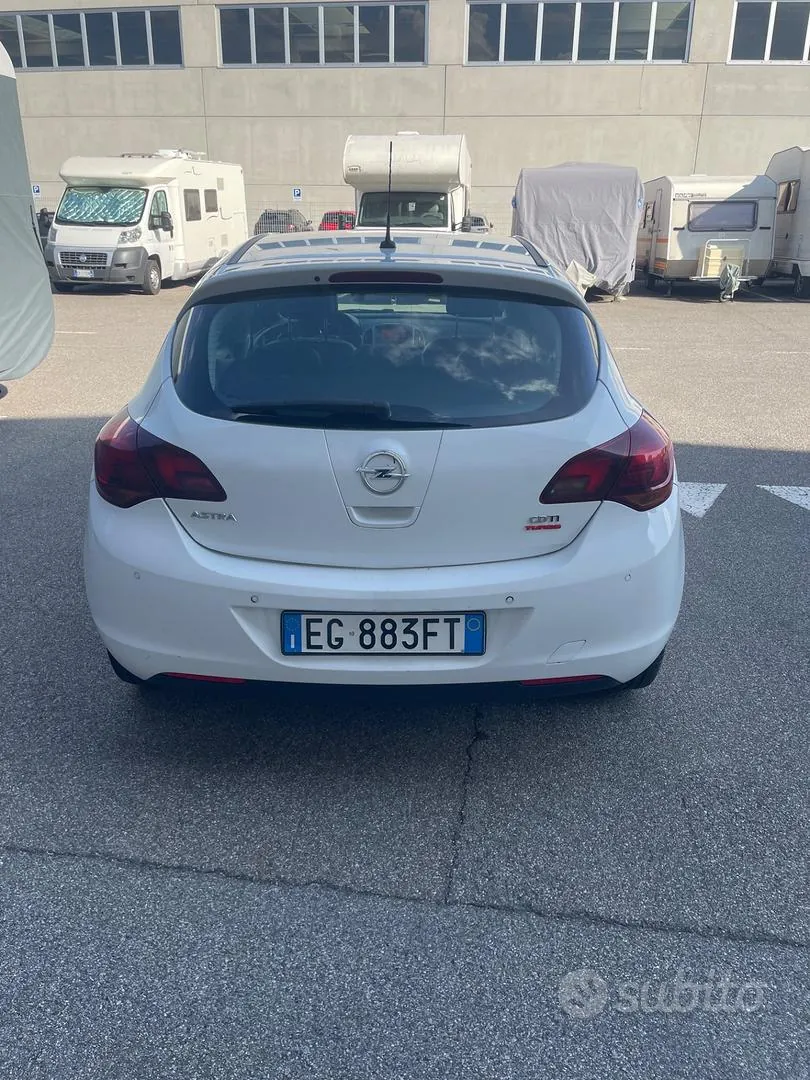 Opel Astra 2011 photo 4