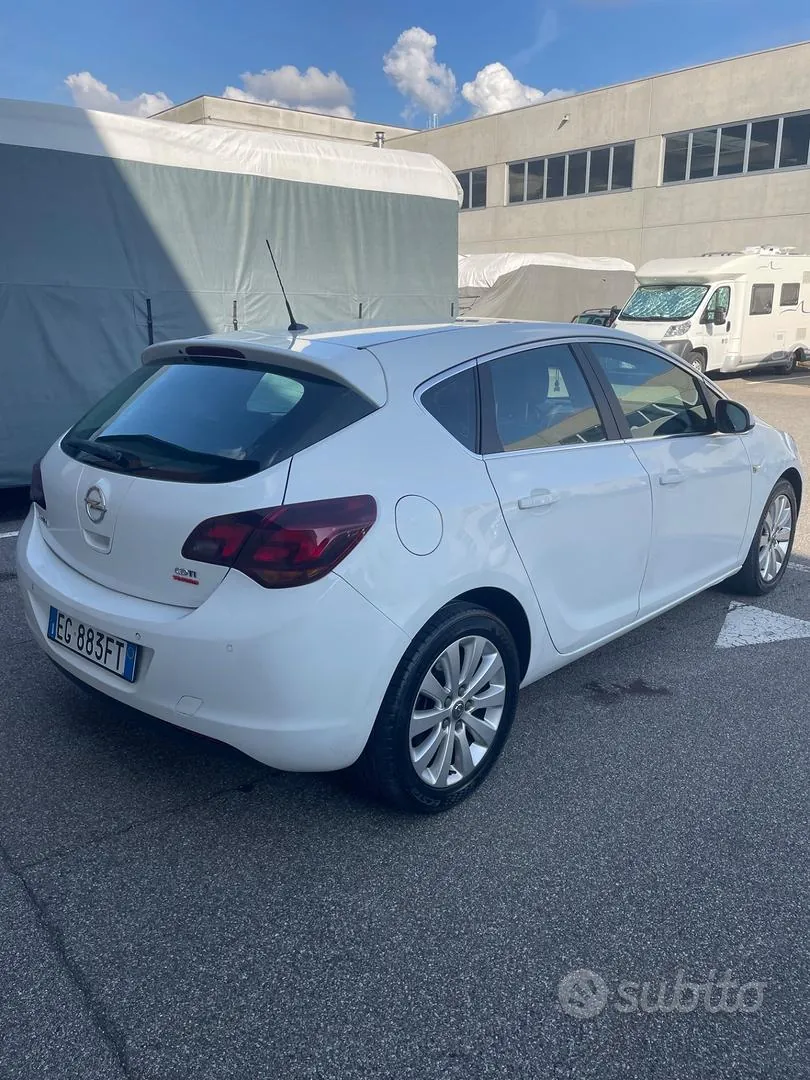 Opel Astra 2011 photo 3