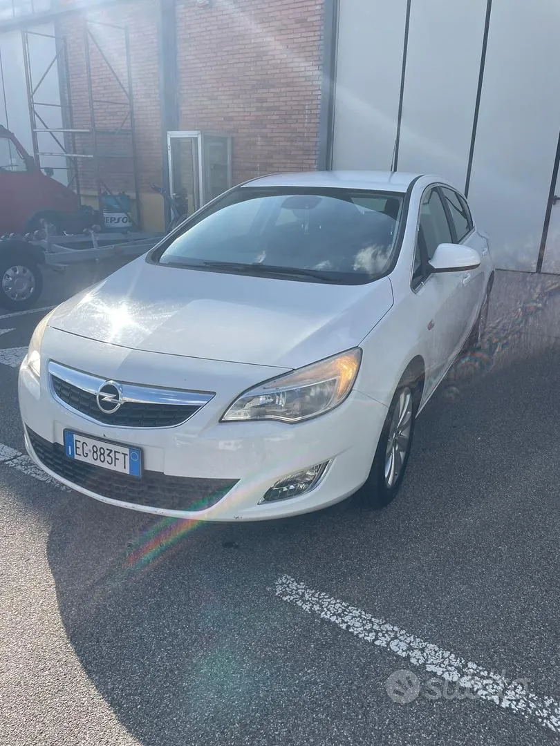 Opel Astra 2011 photo 2