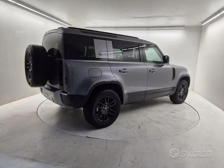 Land Rover Defender 2023 photo 2