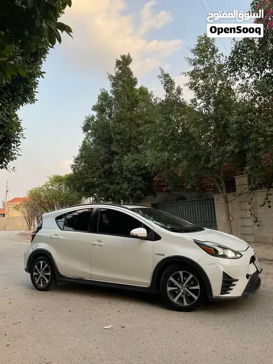 Toyota Prius C 2018 photo 2