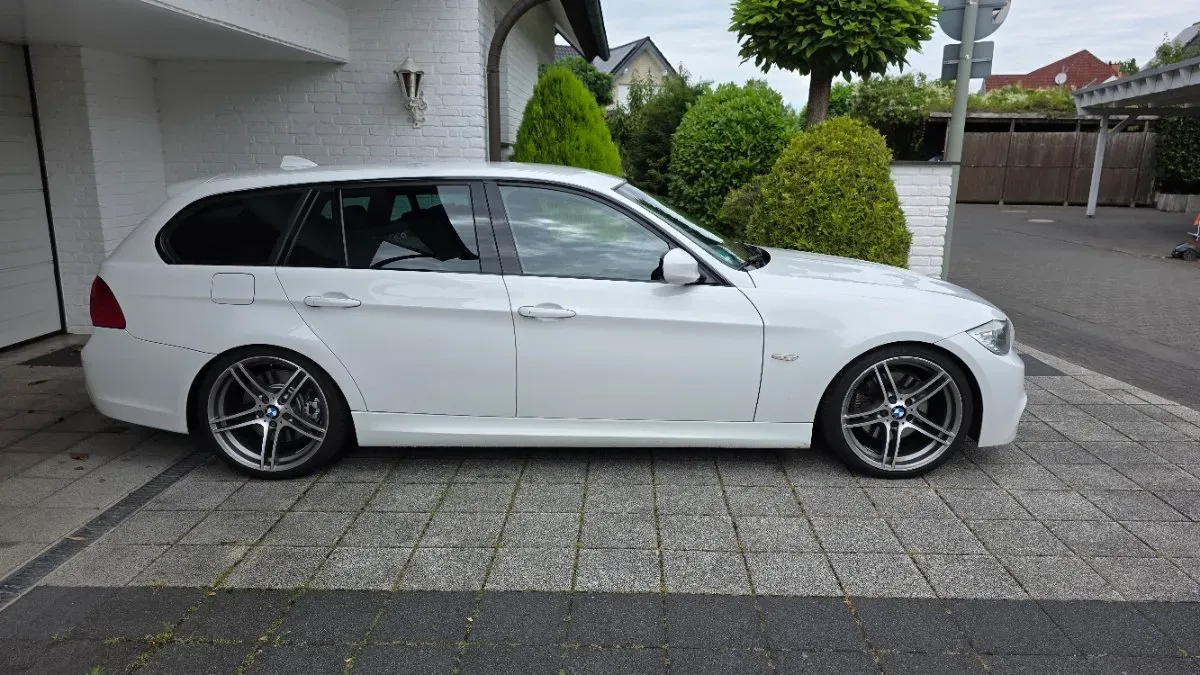 BMW 3 Series 2010 photo 3