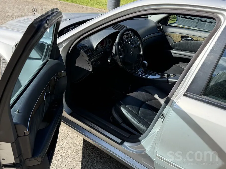 Mercedes-Benz E-Class 2002 photo 3