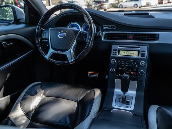 Volvo V70 2011 photo 2