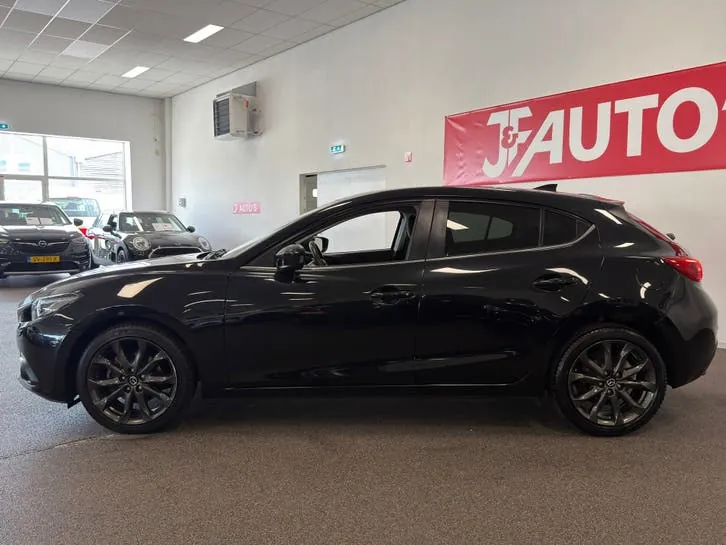 Mazda 3 2017 photo 2