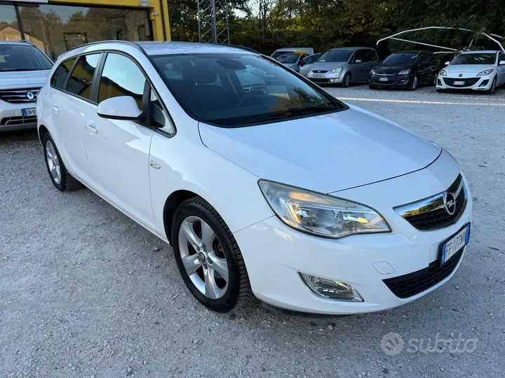 Opel Astra 2011 photo 2