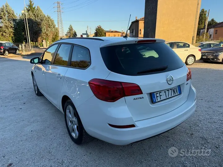 Opel Astra 2011 photo 4