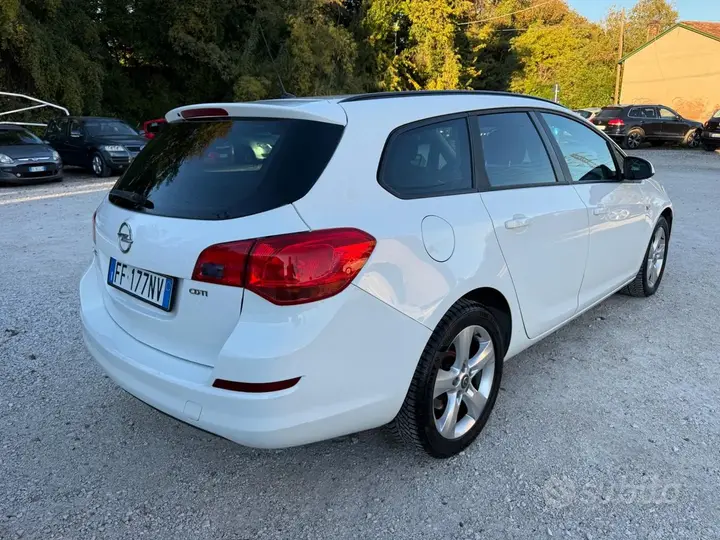 Opel Astra 2011 photo 3