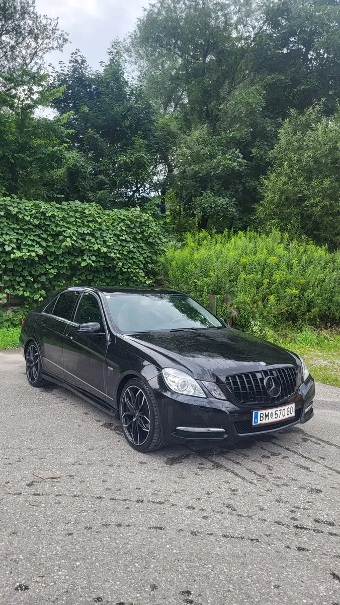 Mercedes-Benz E-Class 2012 photo 2