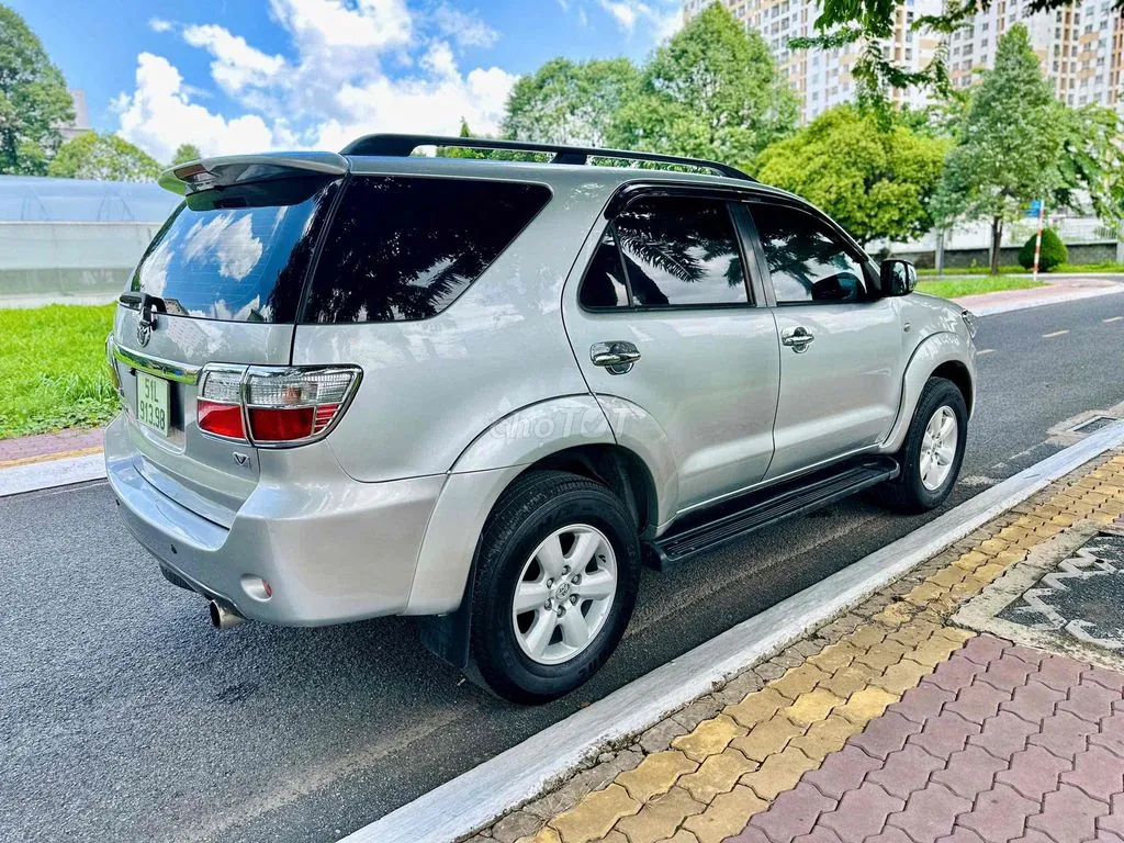 Toyota Fortuner 2010 photo 3