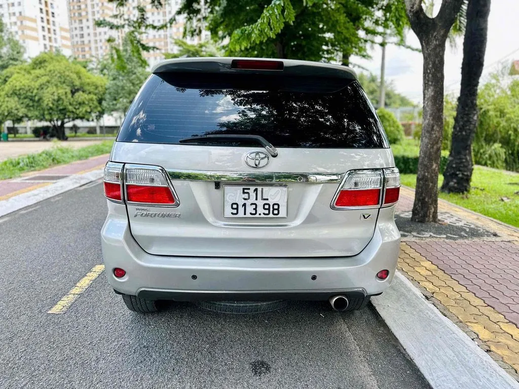 Toyota Fortuner 2010 photo 2
