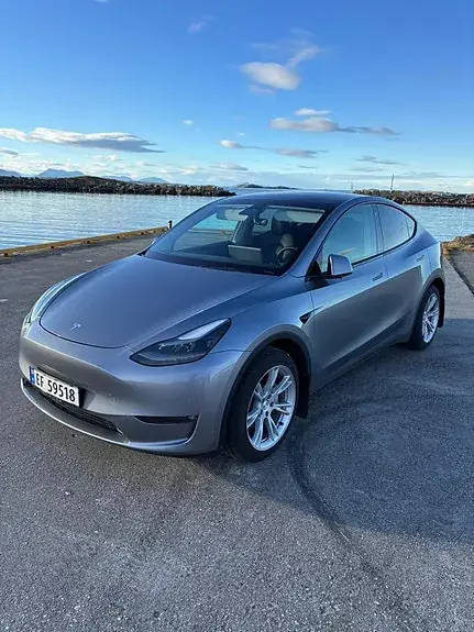 Tesla Model Y 2023 photo 2