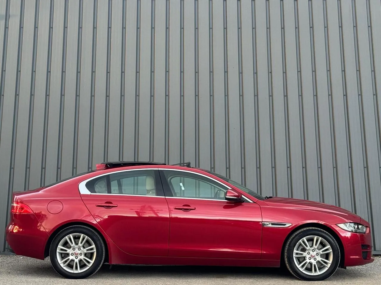 Jaguar Xe 2017 photo 5