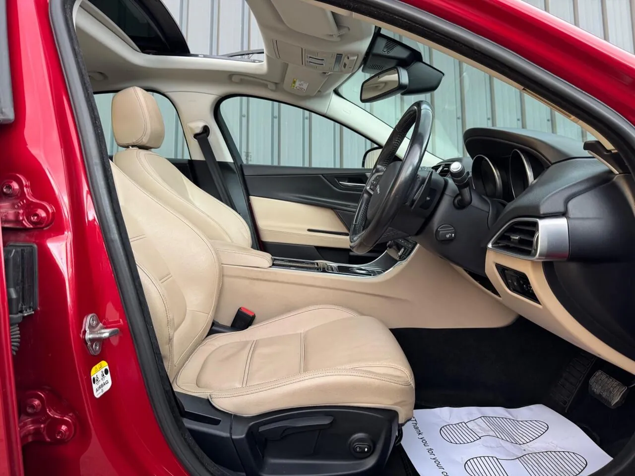 Jaguar Xe 2017 photo 2