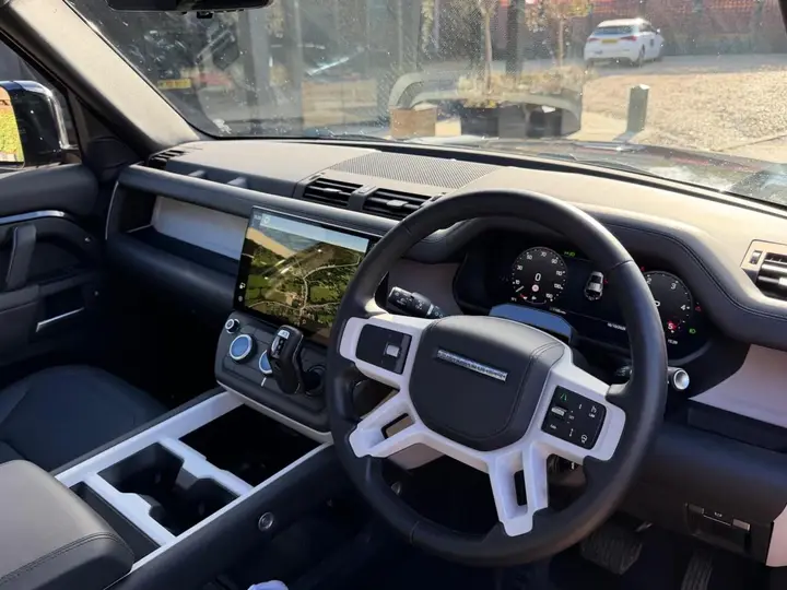 Land Rover Defender 110 2026 photo 2