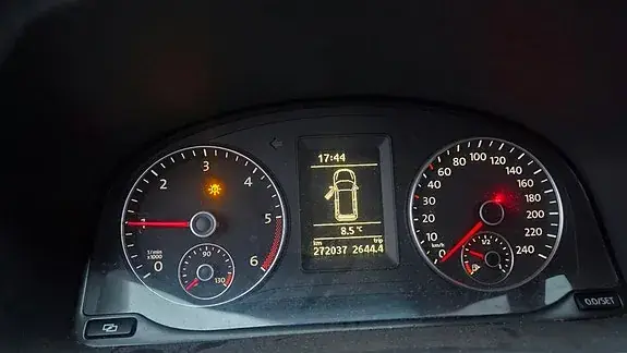 Volkswagen Touran 2011 photo 3