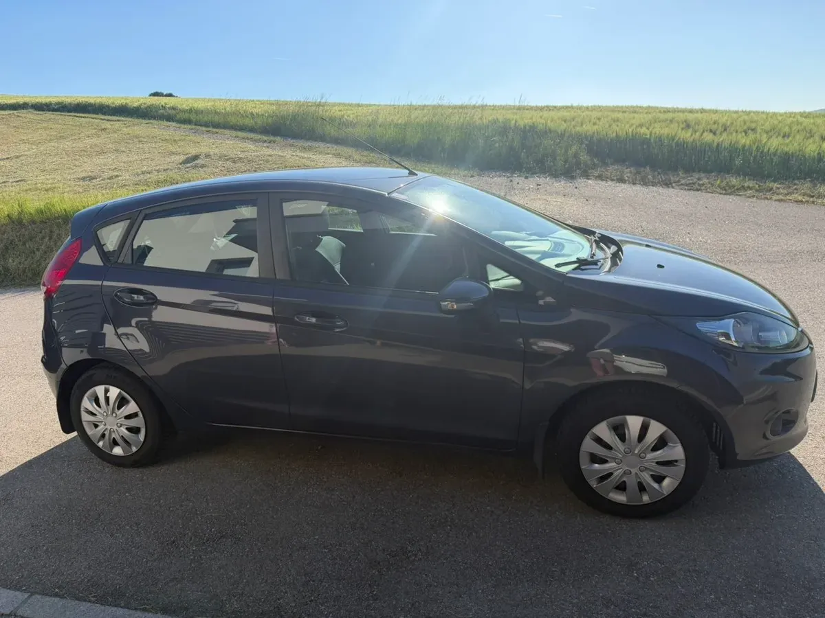 Ford Fiesta 2011 photo 3