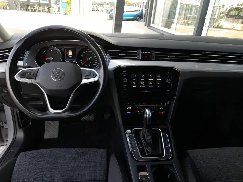 Volkswagen Passat 2022 photo 3