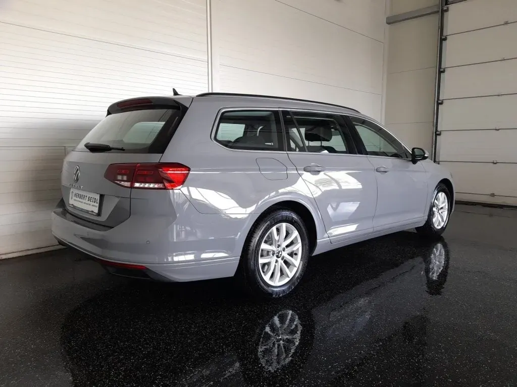 Volkswagen Passat 2022 photo 2