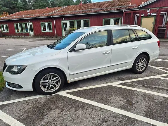 Skoda Superb 2014 photo 2