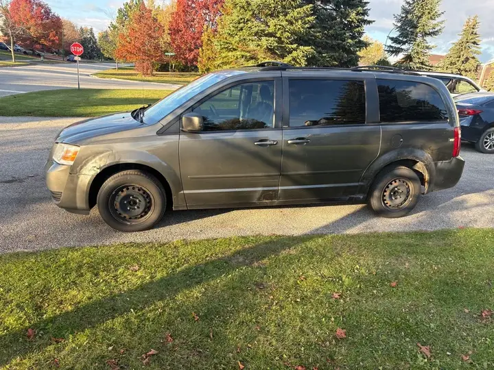 Dodge Caravan 2010 photo 2