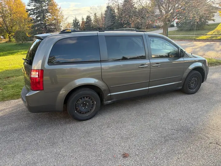 Dodge Caravan 2010 photo 4